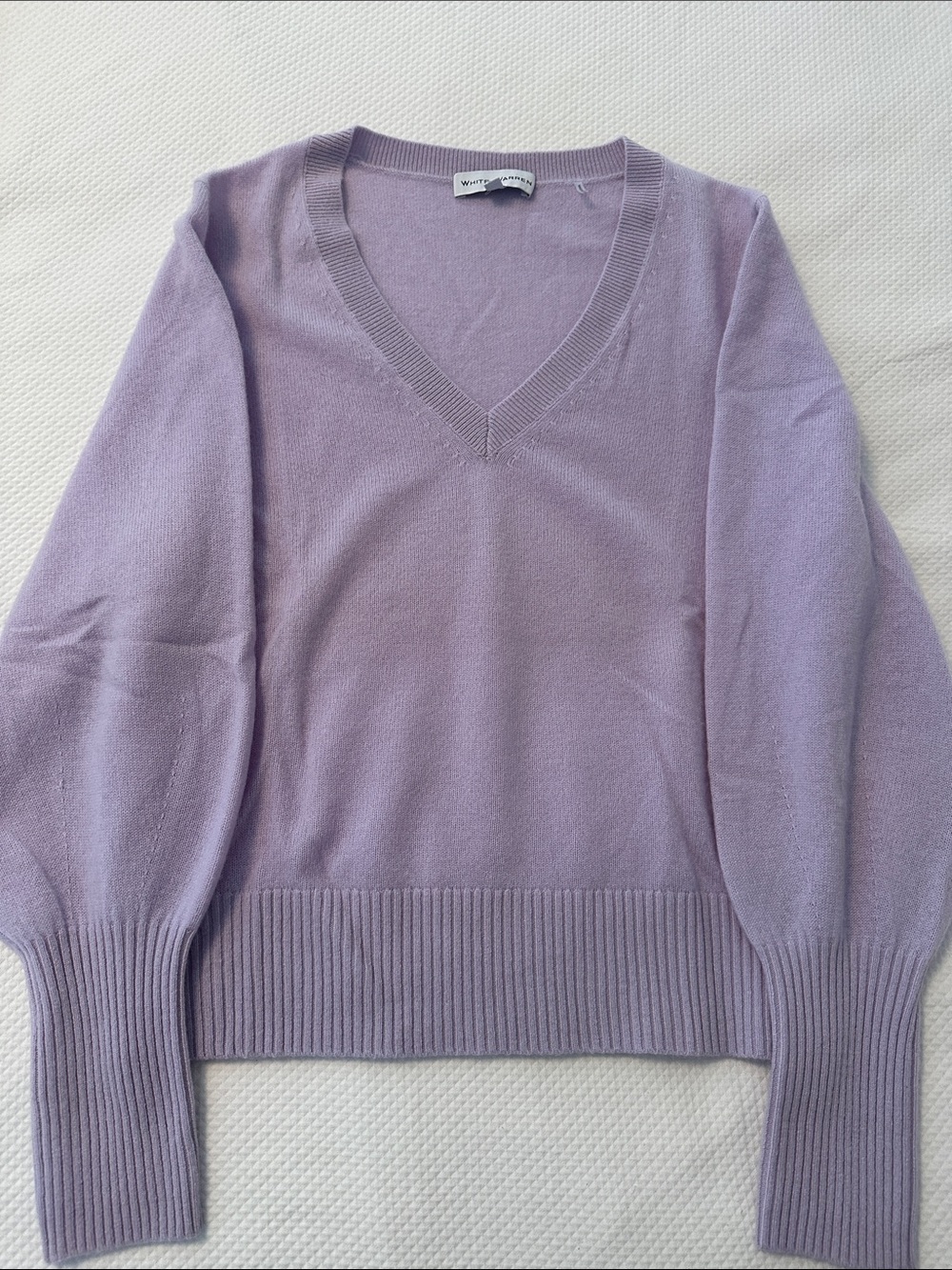 White + Warren Lavender V-Neck Cashmere-Blend Sweater